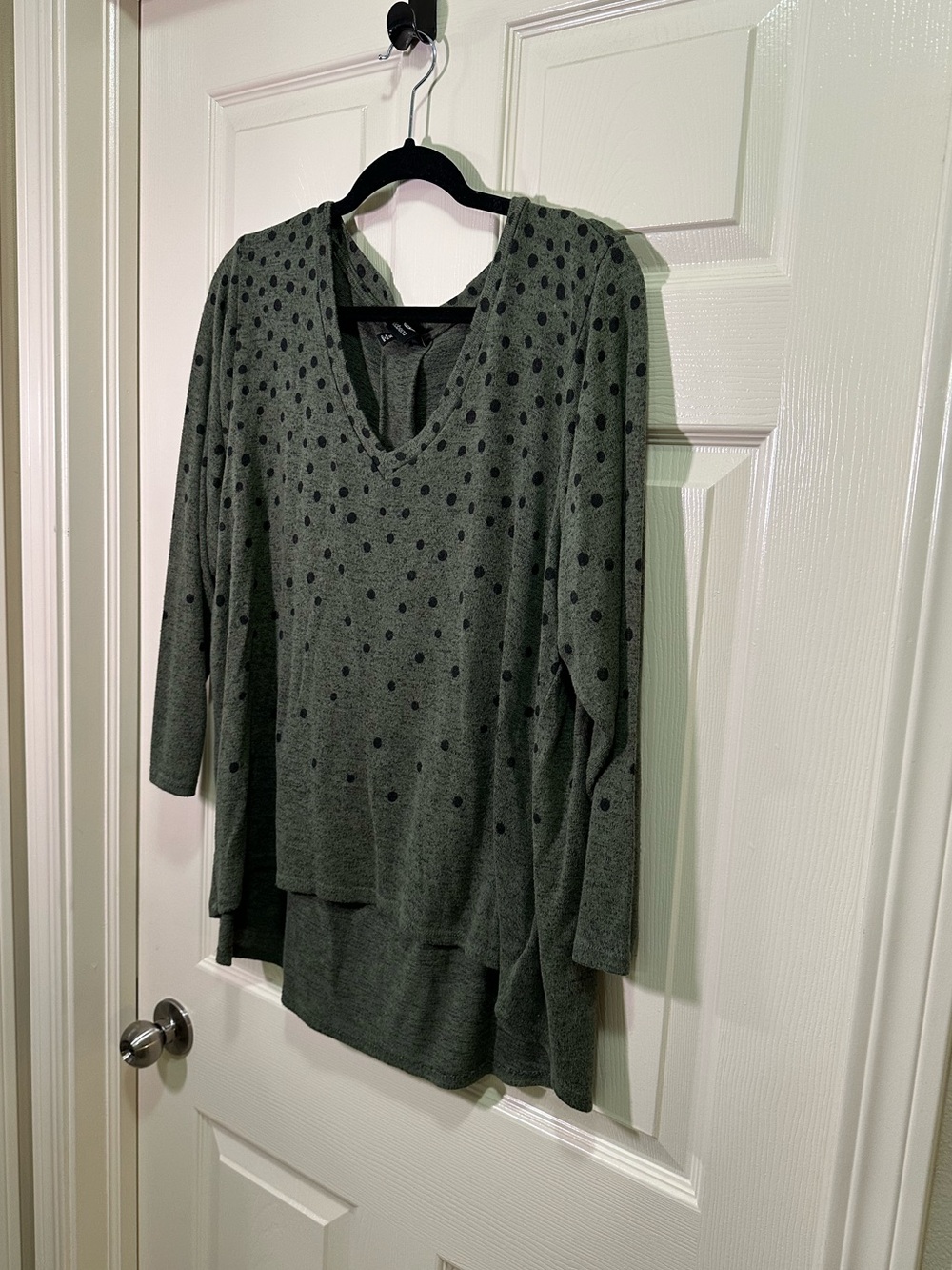 Bobeau V-Neck Long Sleeve Shirt Top Size 1X Green Polka Dot Knit Hi Low - Picture 3 of 4